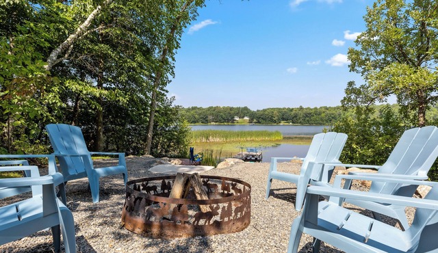 Create Lasting Memories: Stay at our Cozy 4-Bedroom Cabin on a Small Lake