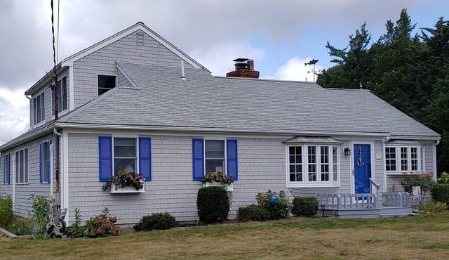 Create summer memories in 4 B/R home within a 5 minute walk to 3 beaches