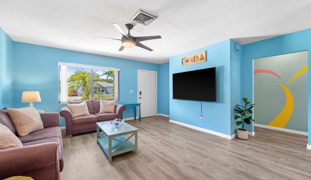 Creative Coastal Cottage - 5 min to beach