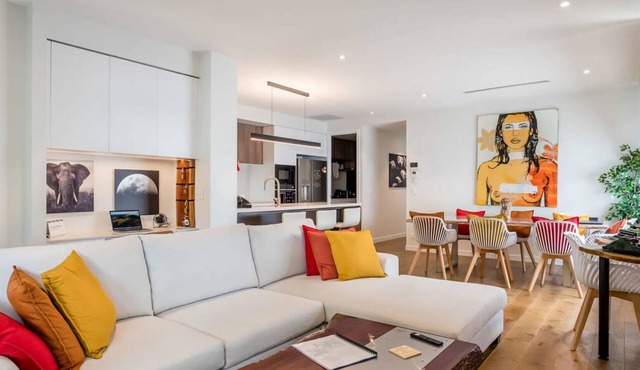 Creative East Brisbane Escape Balcony & Parking