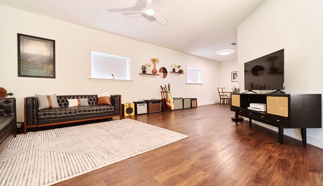 Creative Oasis Near Austin — Full Recording Studio + 2 Indoor Tour Bus Bays