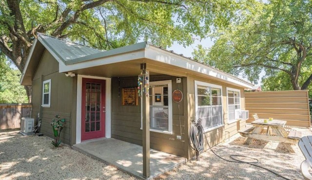 Creatively colorful and cozy cabin on the Brazos!