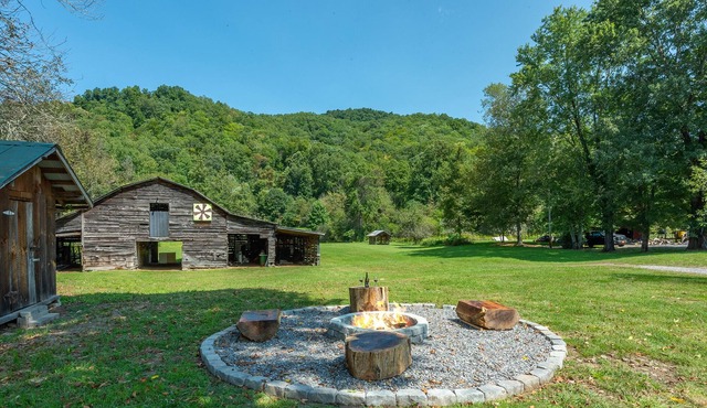 Creek Access, Fire Pit, Grill, Wifi, Mtn View, Country Farmhouse, Easy Access