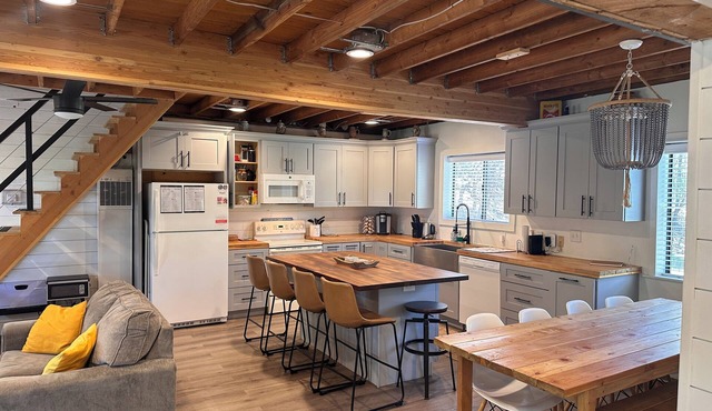 Creek-Canyon Property, Acre-Fenced. Dogs OK. 4bd+Entertainment Rm w-8 bunk beds
