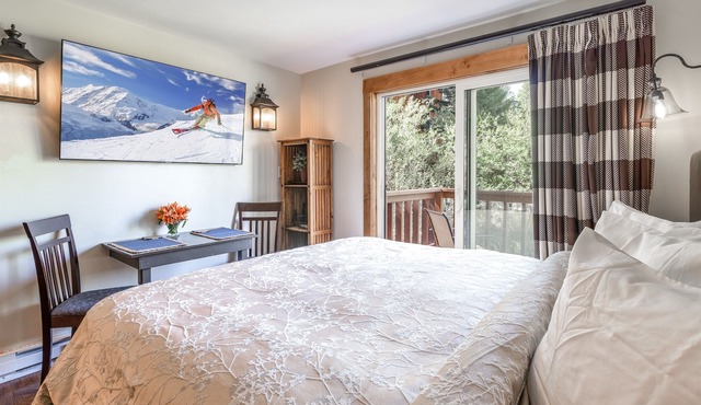 Creek. Cozy Romantic Getaway. Ski in. Pool Hot Tub