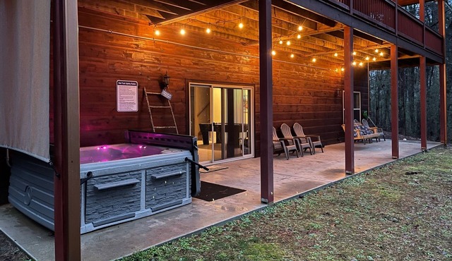 Creek front Cabin with 1000 sq foot GAME ROOM and Hot Tub