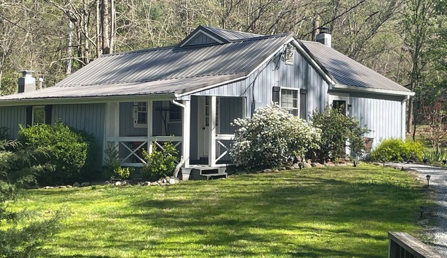 Creek Front Property! Spicewood Cabin Near Wintergreen and Crabtree Falls