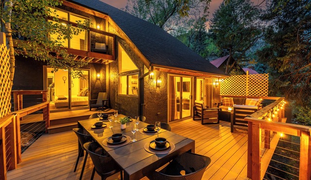 Creek Front with Firepit Patio, BBQ & Theatre Near Hot Springs, Hiking, Biking