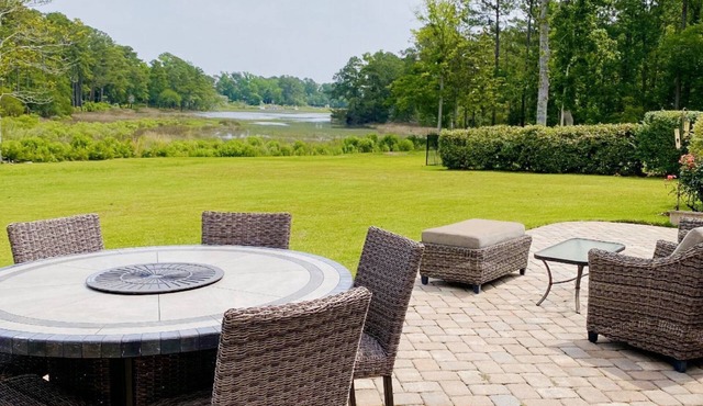 Creek Haven Hideaway! 5-acre creekside yard, mins to the beach with gameroom