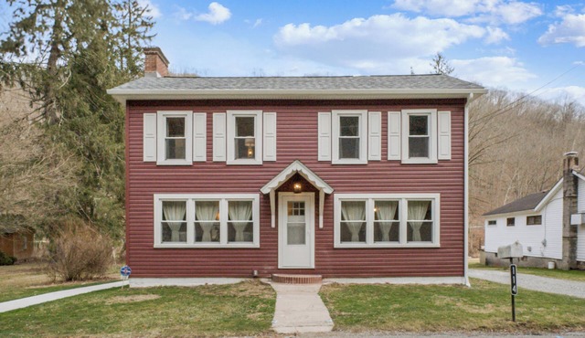 Creek side 3 bedroom house on the Loyalhanna in Ligonier. Close to Idlewild.