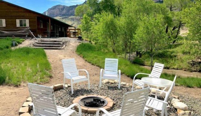 Creek Side Cabin #2- Peaceful location, On the way to Yellowstone!
