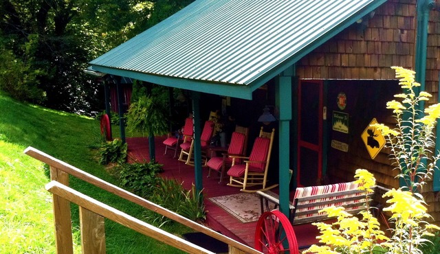 Creek-Side Cedar Cabin Easy Access, K.Bed, 5 miles to Cashiers, optional HotTub!