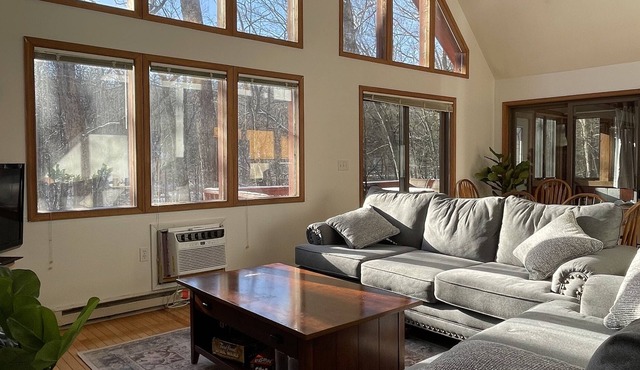 Creek-side chalet with hot tub and fireplace