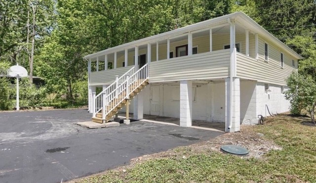 Creek side cottage with awesome porch and fire pit