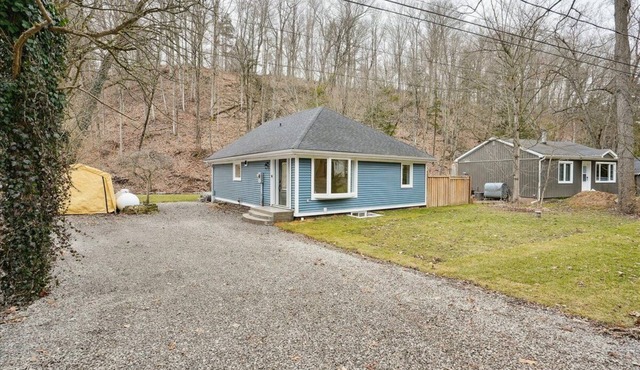 Creek Side Cottage - Hot tub, hiking, games