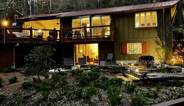 Creek side cottage with fire pit. Walk to Cashiers. Dog friendly.