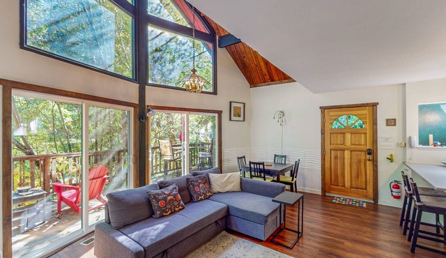 Creek-side hideaway in the Redwoods with loft and private deck