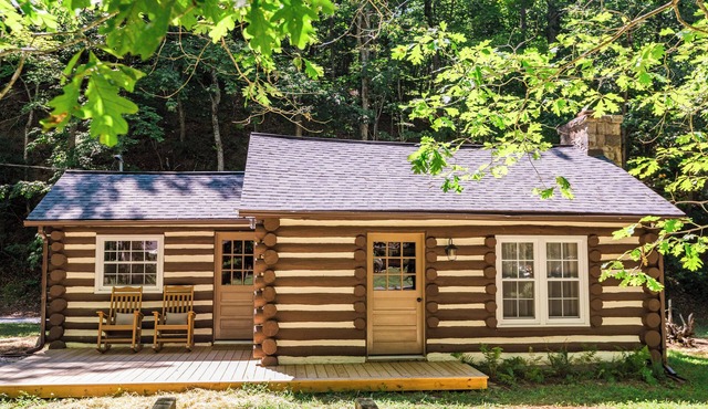 Creek side Log Cabin with hot tub in White Sulphur Springs WV