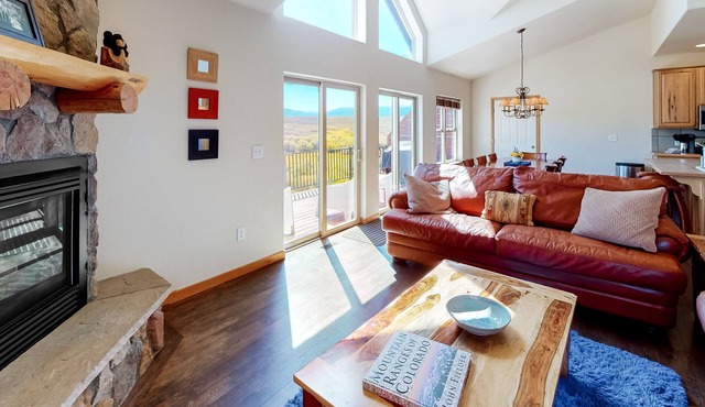 Creek-Side Mountain Townhouse with 180° View and Fireplace - Near Winter Park