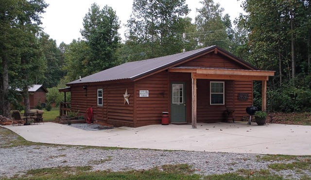 Creek side mtn cabin Near hiking, waterfalls, lakes& golf. Pets/dogs 25lb less