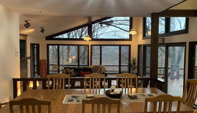 Creek side retreat and breathtaking views! Moments from hunting and fishing!