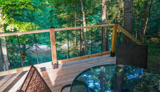 Creek View, Covered Decks & Private Hot Tub, Woods, Peaceful, Wildlife!