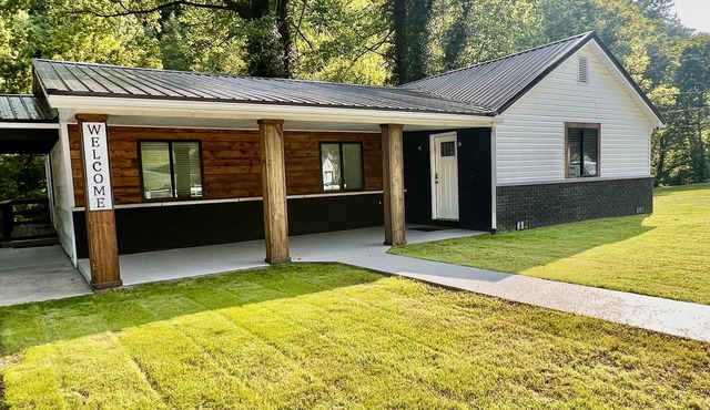 Creek View Retreat 3 Bedroom- 2 Full Bathroom. Cozy home