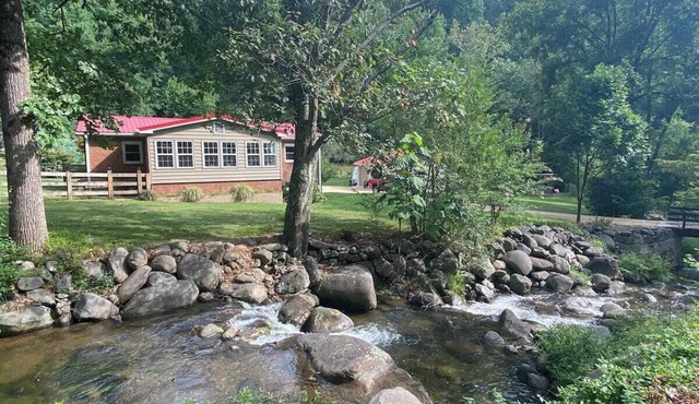 Creekfront Cabin Fire Pit Fenced Yard Near Crabtree Falls