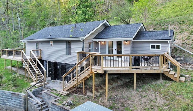 Creekfront mountain cabin on Tumbling Creek with 2 bed, 2 bath and dog friendly!