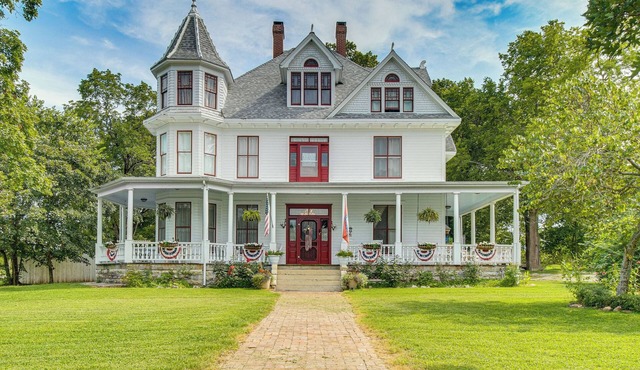 Creekfront Yellville Manor w/Parlors & Fire Pit!