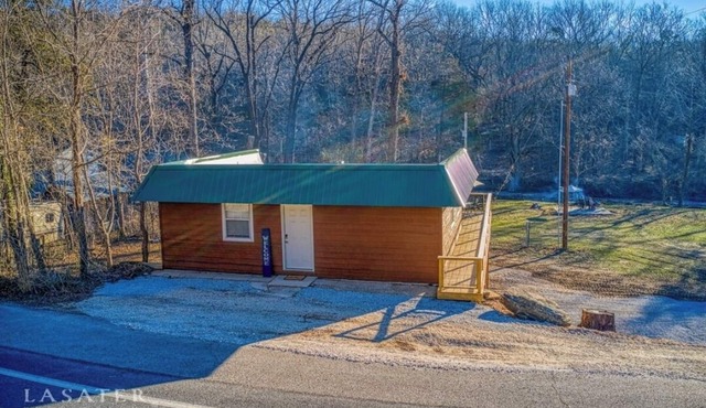 Creekside 2-bedroom cabin near the Buffalo River in enchanting Marble Falls