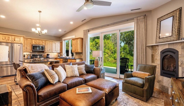 Creekside 2BR/2BA retreat in the Powderhorn Golf Community. Steps from clubhouse, pool, and tennis courts with a private patio overlooking Goose Creek.