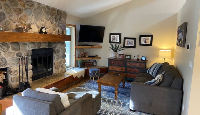 CREEKSIDE AND MOUNTAIN VIEW! Walk to Main St Frisco, Skiing, Pool, Trails