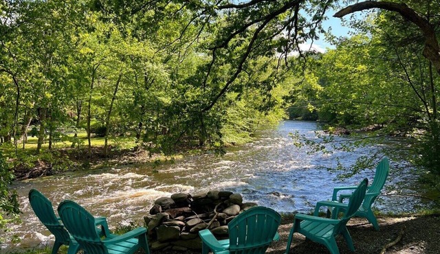 Creekside Cabin near falls, casino, golf, & more!