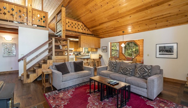 Creekside Cabin - Beautiful Dog Friendly Cabin in TD, Cozy Wood Stove, Workspace, Near Skiing