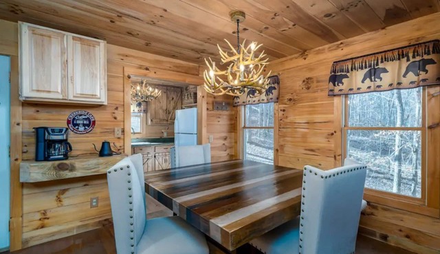 Creekside cabin, hot tub, fire pit, wood pizza oven n grill, dogs, near Ellijay