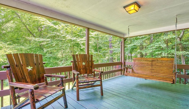 Creekside Cabin|Indoor Pool+Hot Tub|Walk to Dining