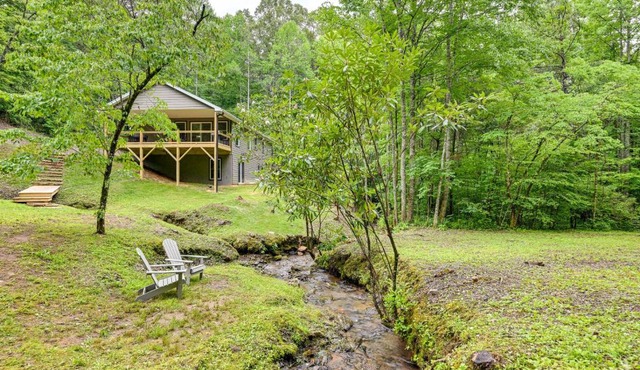 Creekside Cabin in Franklin about 8 Mi to Downtown!
