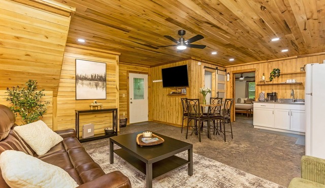 Creekside Cabin in Hocking Hills. Hot Tub + Large Private Yard. Dog-friendly!