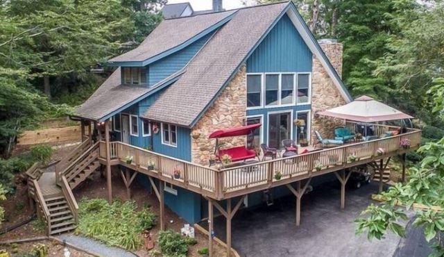 Creekside Cabin in Linville with seasonal views of lake, golf access and large deck with hot tub!