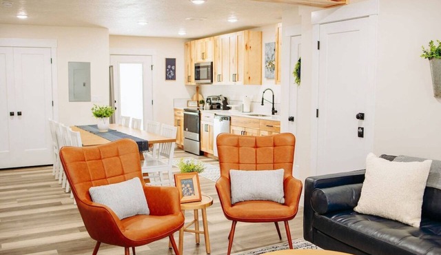 Creekside Cabin Juniper-stay with views near Lava