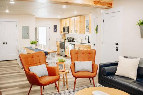 Creekside Cabin Juniper-stay with views near Lava