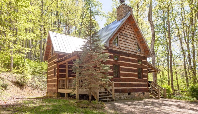 Creekside Cabin - Log Cabin with Outdoor Hot Tub