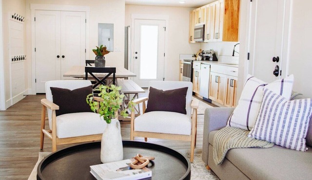 Creekside Cabin Magnolia stay w views and hot springs, ONE br