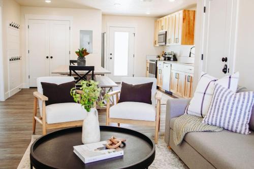 Creekside Cabin Magnolia-stay w views near Lava