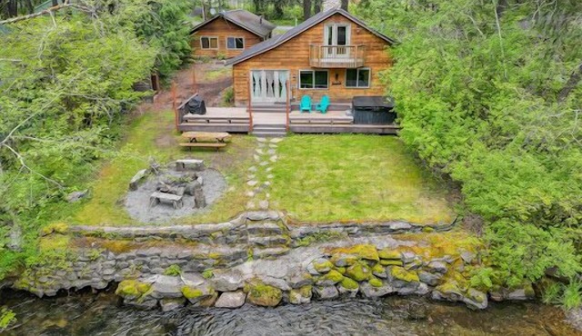 Creekside Cabin @ Mt. Rainier with Hot Tub and Game Room