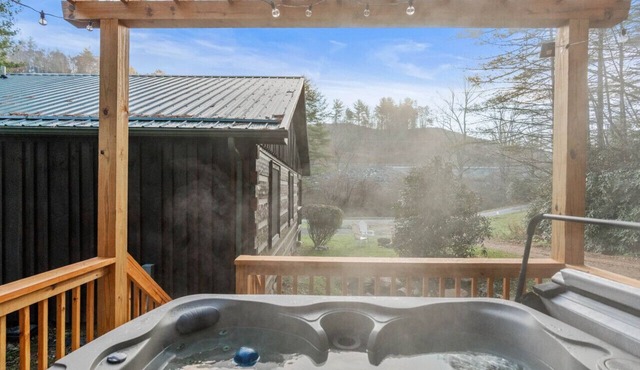 Creekside Cabin Near Town
