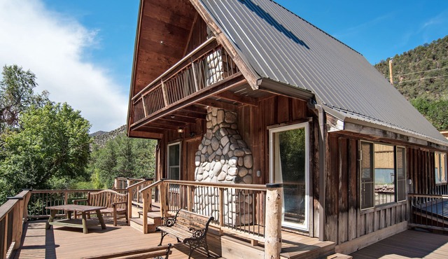 Creekside cabin near Glenwood with outdoor kitchen