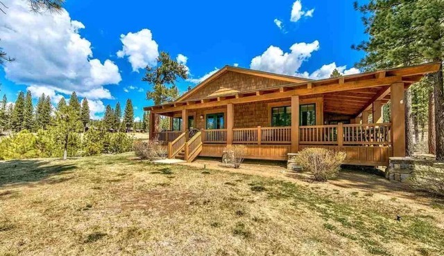 Creekside Cabin on 9th hole of Grizzly Ranch Golf Club