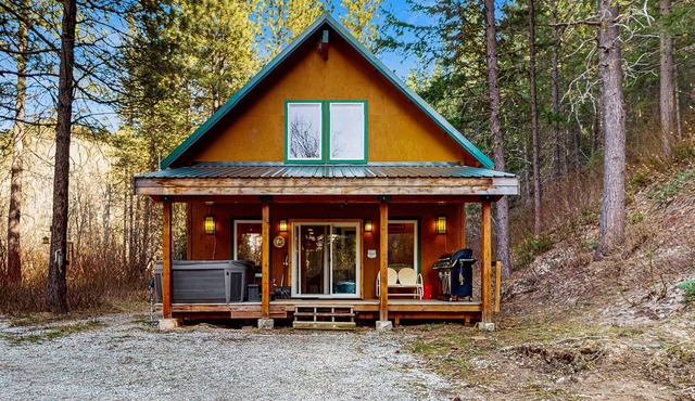 Creekside cabin on 5 acres w/deck and hot tub, near Leavenworth - dogs OK